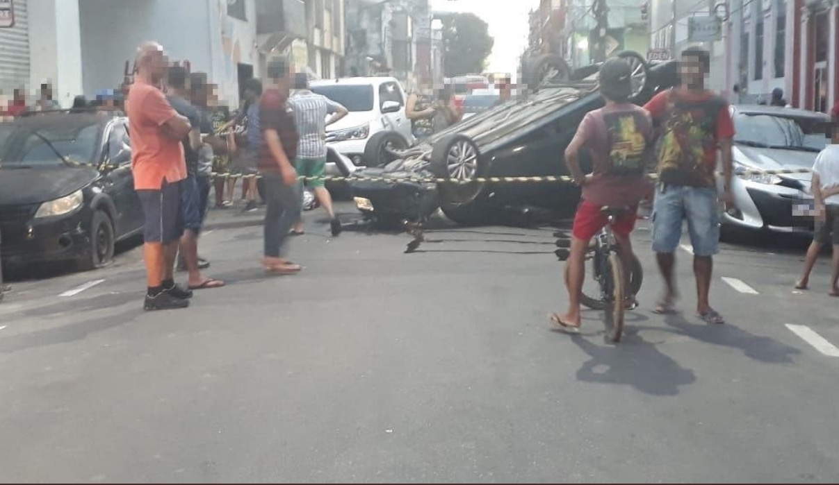 Motorista capota e colide com mais 2 ao desviar de adolescente de patins em Manaus