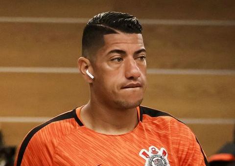 Vídeo: Ralf, do Corinthians, se envolve em acidente de carro 