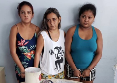 Em Manaus, três mulheres são presas com drogas em beco 