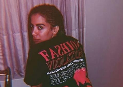 Anitta treme bumbum ao som de Tati Zaqui: 'eu sento, sento, sento'