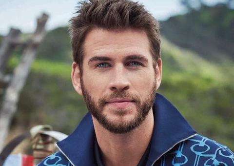 Ex-marido de Miley Cyrus, Liam Hemsworth é flagrado de mãos dadas com atriz  