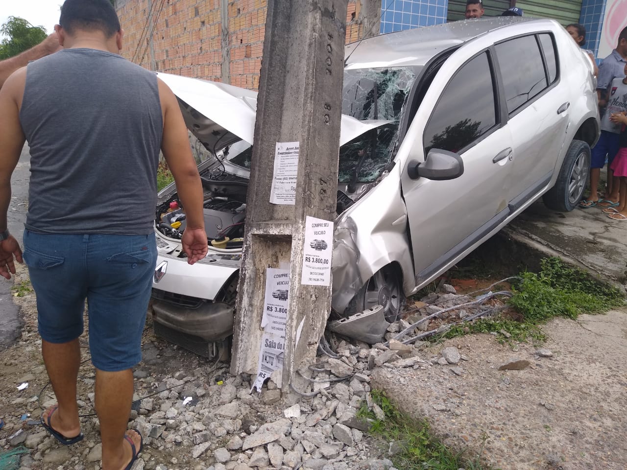 Carro desgovernado invade calçada e derruba poste em avenida de Manaus