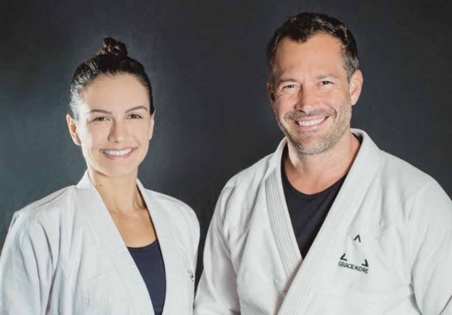 Malvino Salvador e Kyra Gracie se casam em Noronha; veja vídeos e fotos