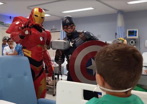 No dia das crianças, pacientes são atendidos por ‘super-heróis’ em hospitais de Manaus