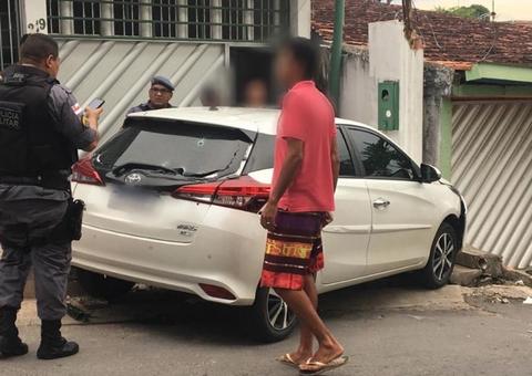 Dupla assalta loja, foge em carro roubado e é presa após troca de tiros em Manaus
