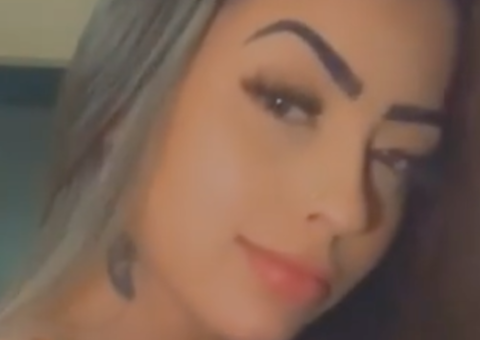 Provocante, MC Mirella faz alegria dos fãs e mostra rebolado em frente ao espelho 