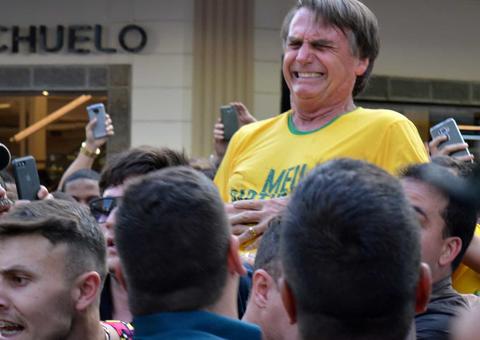 Camiseta que Bolsonaro vestia quando levou facada esgota em evento