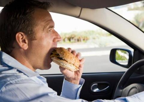 Consequências em comer rápido demais que afetam sua saúde