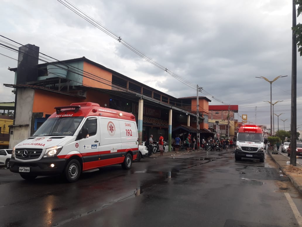Motocicletas se chocam violentamente e três pessoas ficam feridas em Manaus