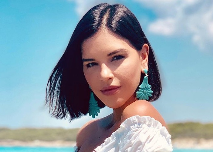 Mariana Rios ostenta corpo sarado de biquíni branco em vídeo 