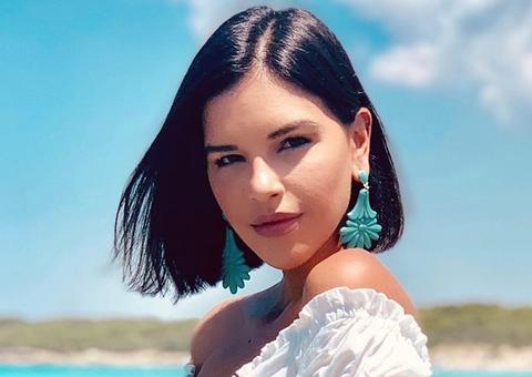 Mariana Rios ostenta corpo sarado de biquíni branco em vídeo 