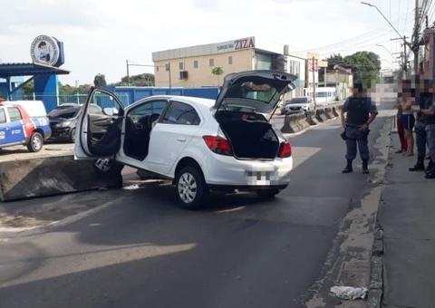 Carro fica suspenso ao colidir com blocos de concreto em avenida de Manaus