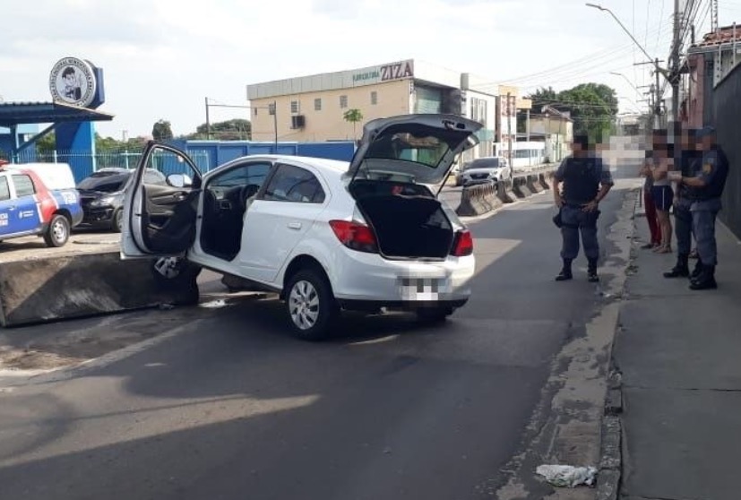 Carro fica suspenso ao colidir com blocos de concreto em avenida de Manaus