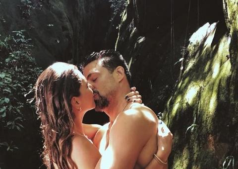 Aos beijos, Mariana Goldfarb leva mão boba de Cauã Reymond em meio à natureza