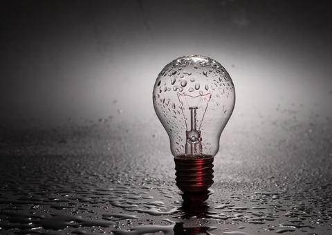 Há 30 horas sem energia elétrica, moradores de bairro em Manaus 'pedem socorro’