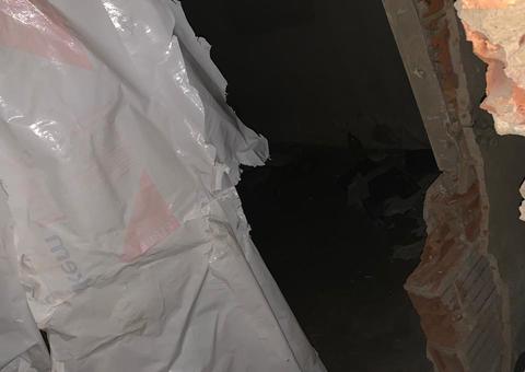 Criminosos fazem buraco na parede e 'limpam' cofre de banco em Manaus