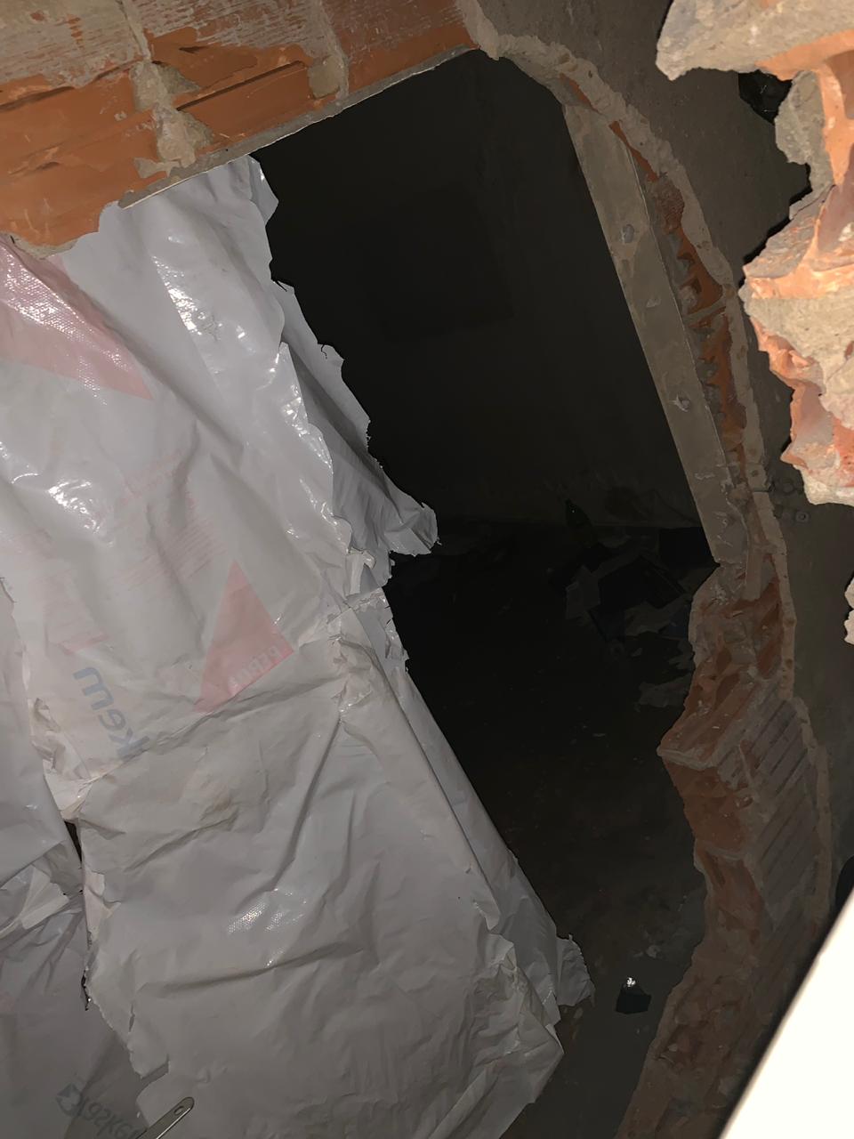 Criminosos fazem buraco na parede e 'limpam' cofre de banco em Manaus