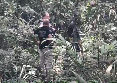 Corpo é encontrado com mãos algemadas em área de mata em Manaus