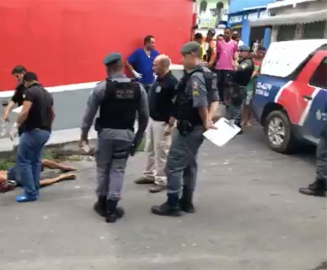 Mulher é assaltada e marido persegue e mata suspeito a tiros e facadas em Manaus