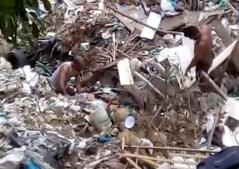 Vídeo: Homem se arrebenta ao cair de bicicleta em lixão e é hospitalizado em Manaus