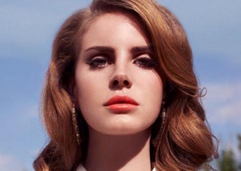 Lana Del Rey ‘viaja' e esquece de cantar música durante show