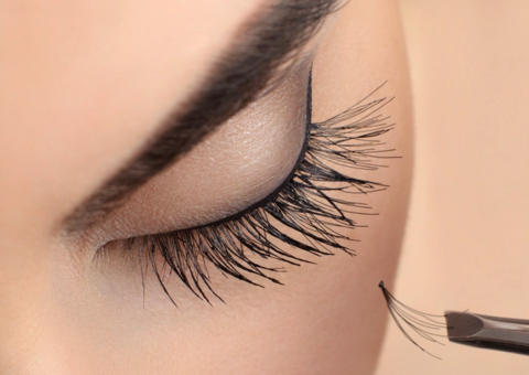 Extensão de cílios tem riscos: oftalmologista alerta e diz qual é melhor jeito de fazer