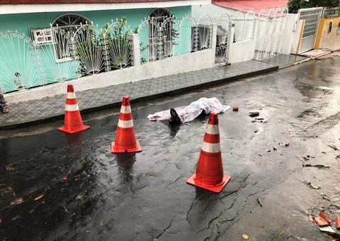 Com cabeça dilacerada, homem é encontrado estirado no meio da rua em Manaus