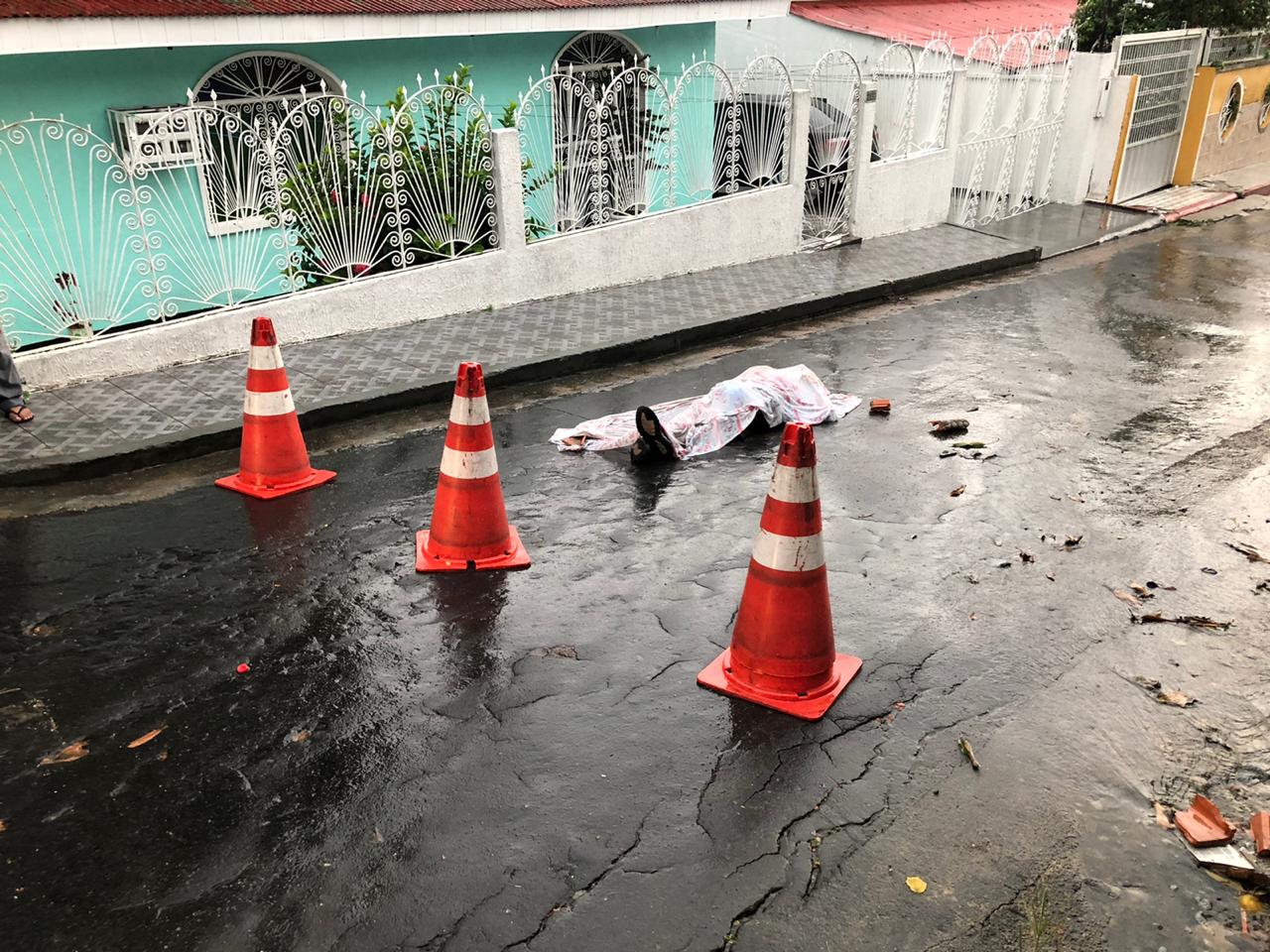 Com cabeça dilacerada, homem é encontrado estirado no meio da rua em Manaus
