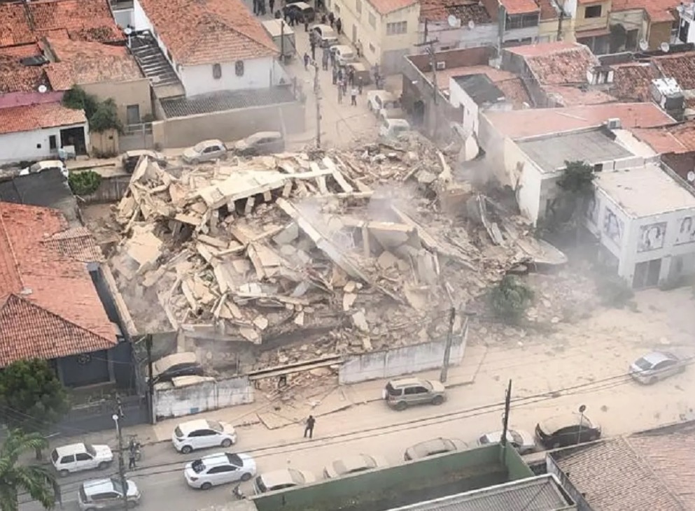 Prédio residencial desaba em Fortaleza 