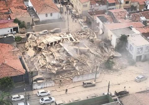 Prédio residencial desaba em Fortaleza 