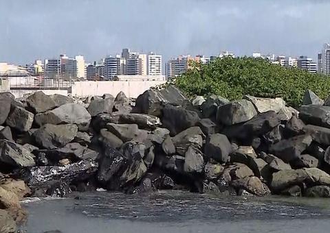 Todas as praias de Sergipe voltam a ser atingidas por óleo após limpeza