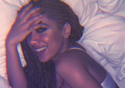 Anitta sensualiza com bumbum para cima de fio dental