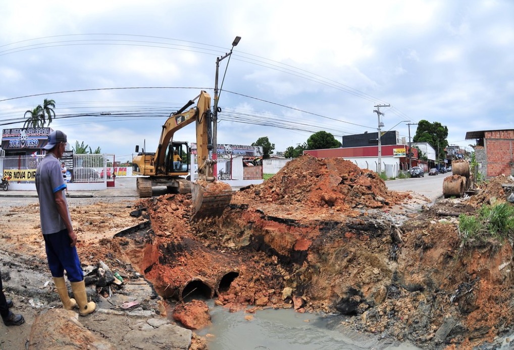 Obra emergencial de drenagem é realizada em bairro de Manaus