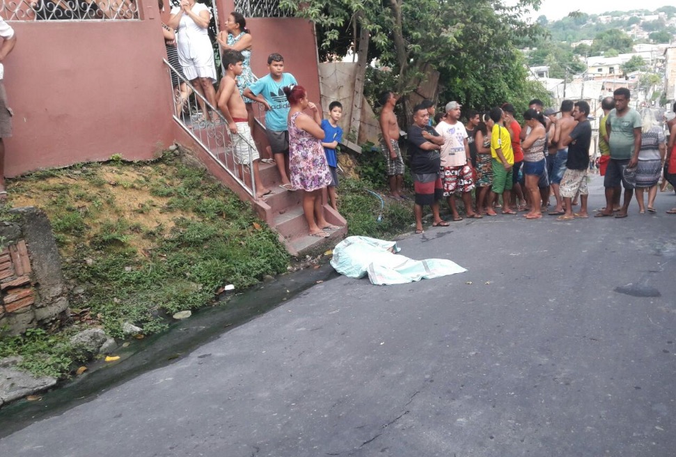 Homem morre após ser esfaqueado enquanto bebia em rua de Manaus