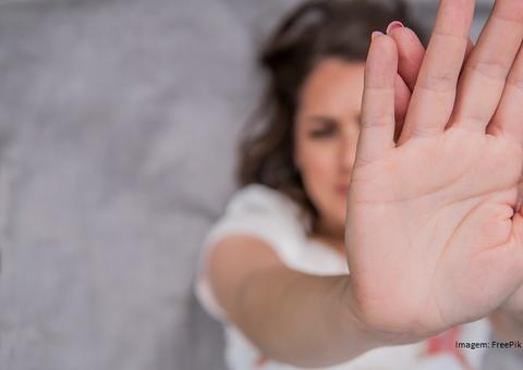 Para especialistas, ampliação do porte de armas de fogo pode aumentar riscos para mulheres