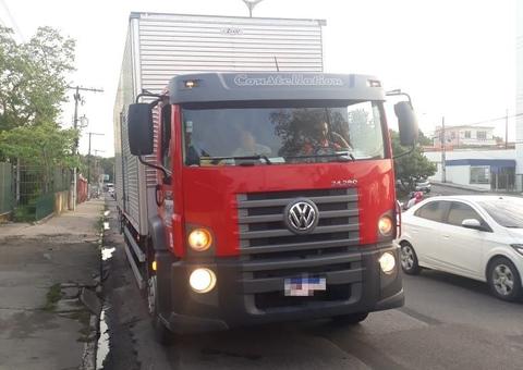 Ônibus e carreta em pane na mesma avenida param trânsito em Manaus