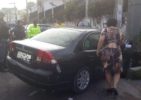 Carro perde direção e se choca com poste em avenida de Manaus