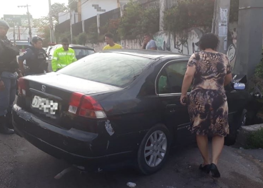 Carro perde direção e se choca com poste em avenida de Manaus