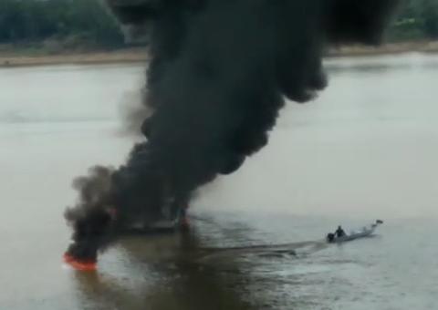 Balsa carregada de combustíveis explode no meio do rio Purus no Amazonas