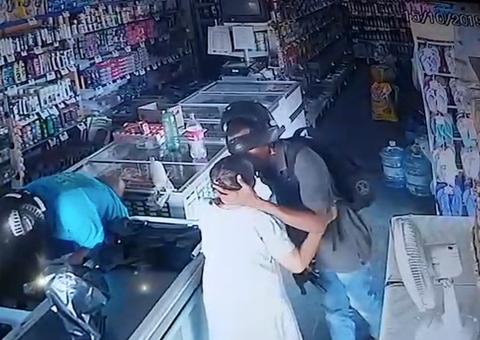 Vídeo mostra assaltante beijando idosa durante roubo: ‘não quero seu dinheiro’