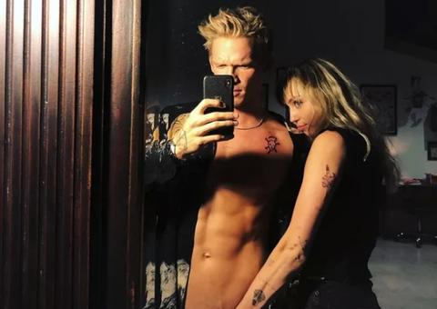 Miley Cyrus ousa ao posar com a mão no pênis do namorado 