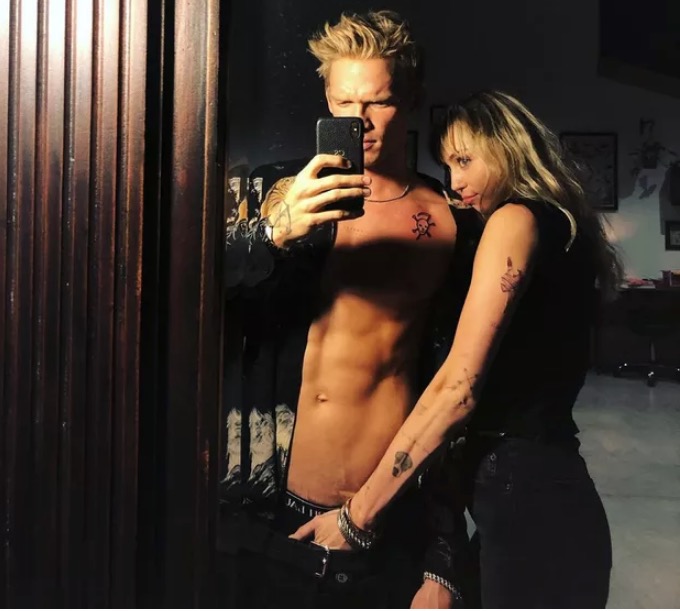 Miley Cyrus ousa ao posar com a mão no pênis do namorado 