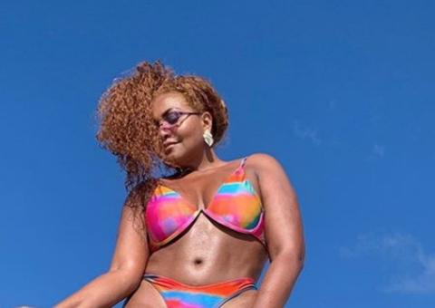 Gaby Amarantos posa com parte íntima marcada em biquíni: 'bota a x*** no sol'