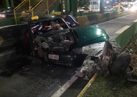 Duas pessoas ficam presas em ferragens durante grave acidente em Manaus