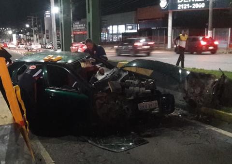 Veja momento em que vítimas de acidente violento são retiradas de veículo em Manaus