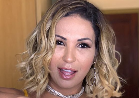 Valesca Popozuda empina o bumbum de fio-dental e deixa seios à mostra