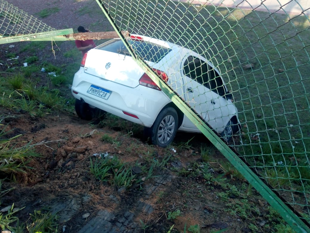 Carro desgovernado invade Centro de Convivência da Família em Manaus