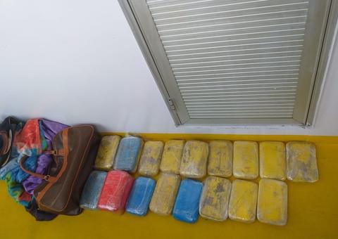 Polícia apreende drogas em camarote de embarcação em porto no Amazonas 