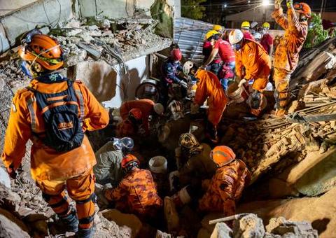 Bombeiros confirmam quinta morte em desabamento em Fortaleza