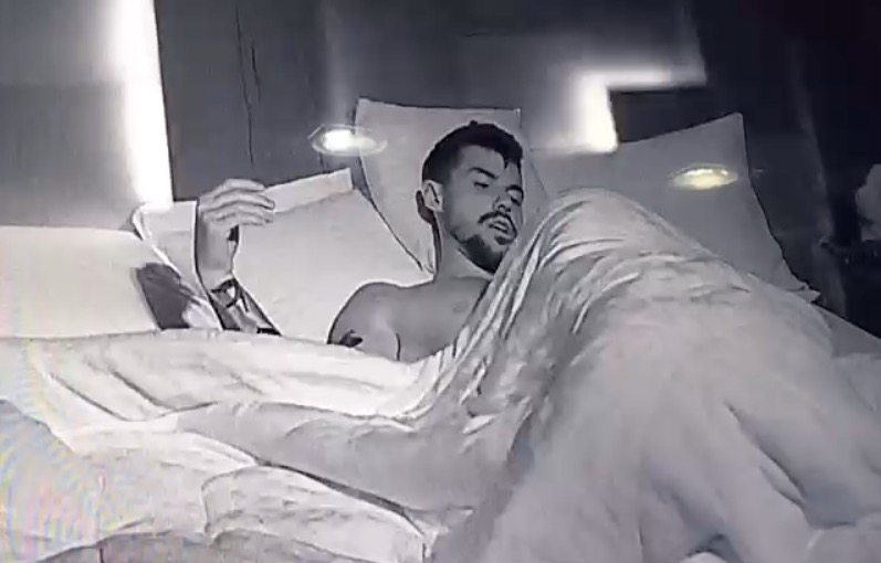 Por cima, ex-BBB Hana transa com Lipe Ribeiro no 'De Férias com Ex'